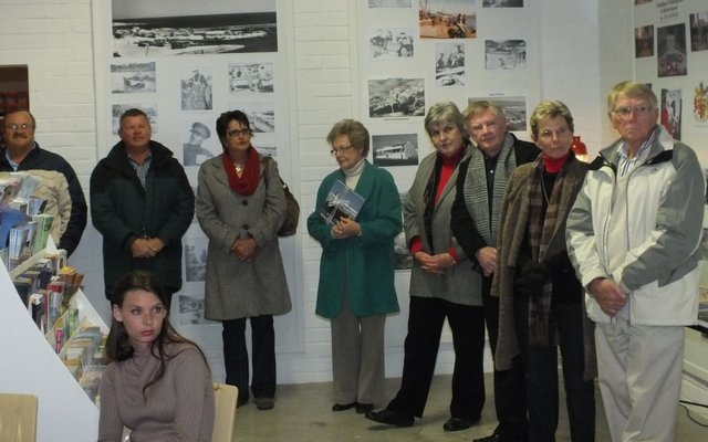 â€˜n Deel van die gaste luister aandagtig na Johan Pieterse se kort aanbieding tydens sy besoek aan die dorp Birkenhead in Engeland 